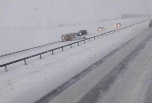 Fatalne warunki na drogach w regionie. Intensywne opady śniegu utrudniają jazdę, występują opóźnienia w kursowaniu komunikacji miejskiej (zdjęcia)