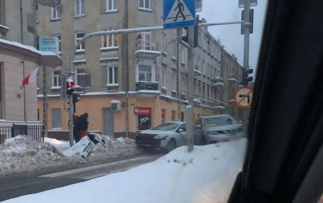 Zderzenie renaulta z nissanem na ul. Kunickiego. Zablokowany ruch w kierunku Abramowic (zdjęcia)