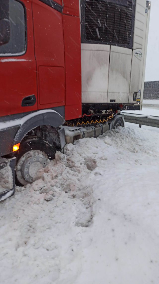 Fatalne warunki na drogach w regionie. Intensywne opady śniegu utrudniają jazdę, występują opóźnienia w kursowaniu komunikacji miejskiej (zdjęcia)