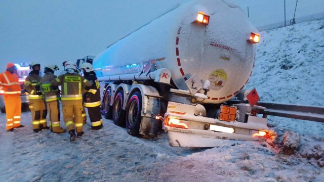 Ciężkie warunki do jazdy na drogach ekspresowych, „zakopują” się też pługi. Od rana doszło do kilku zdarzeń drogowych (zdjęcia)