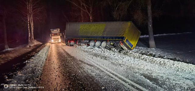 Ciężarówka z piwem wypadła z drogi, utrudnienia w ruchu na drodze wojewódzkiej (zdjęcia)