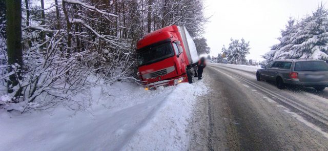 Trudne warunki do jazdy na drogach regionu. Kolizja w Lublinie, ciężarówka w rowie na drodze wojewódzkiej (zdjęcia)