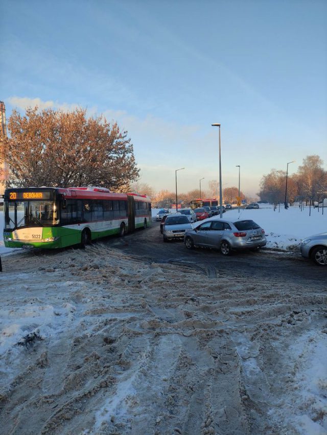 Te pojazdy komunikacji miejskiej przyjadą z opóźnieniem. Wszystko przez zablokowaną pętlę autobusową (zdjęcia)
