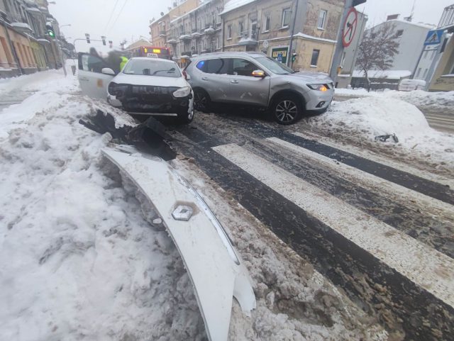 Zderzenie renaulta z nissanem na ul. Kunickiego. Zablokowany ruch w kierunku Abramowic (zdjęcia)