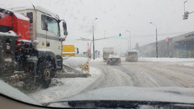 Fatalne warunki na drogach w regionie. Intensywne opady śniegu utrudniają jazdę, występują opóźnienia w kursowaniu komunikacji miejskiej (zdjęcia)