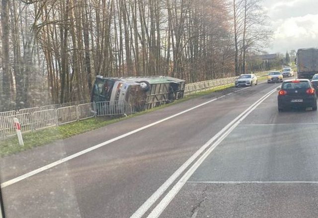 Na trasie Piaski-Krasnystaw autokar wypadł z drogi i przewrócił się (zdjęcia, wideo)