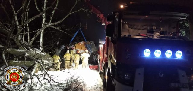 Pługopiaskarka wpadła do rowu. Konieczna była interwencja strażackiego „rotatora” (zdjęcia)