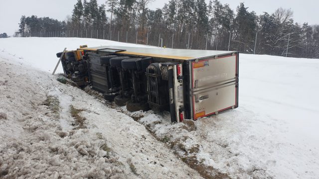 Zablokowany pas ruchu na S19. Trwa przeładunek towaru z przewróconej ciężarówki (zdjęcia)