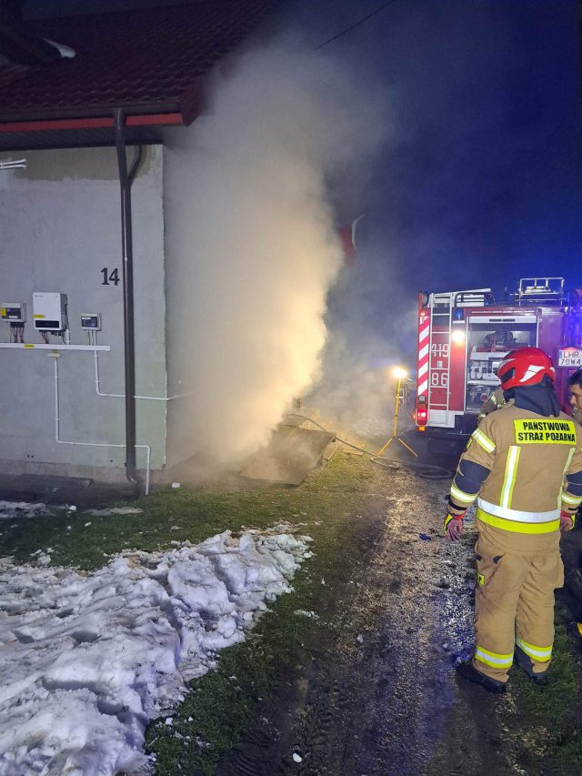 Pożar w kotłowni domu jednorodzinnego. Trzy zastępy strażaków w akcji gaśniczej (zdjęcia)