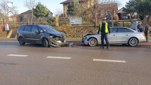 Zdarzenie drogowe z udziałem trzech pojazdów w Prawiednikach. Jeden z kierowców odjechał (zdjęcia)