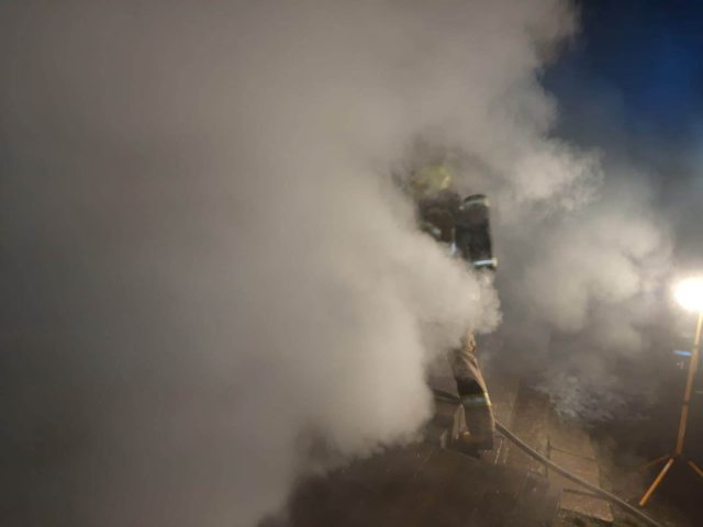 Pożar w kotłowni domu jednorodzinnego. Trzy zastępy strażaków w akcji gaśniczej (zdjęcia)