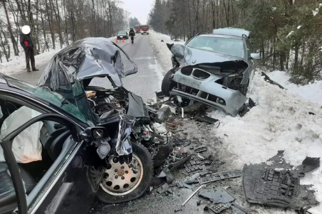 Nieudany manewr wyprzedzania w wykonaniu kierowcy BMW. Trzy pojazdy rozbite, jedna osoba w szpitalu (zdjęcia)