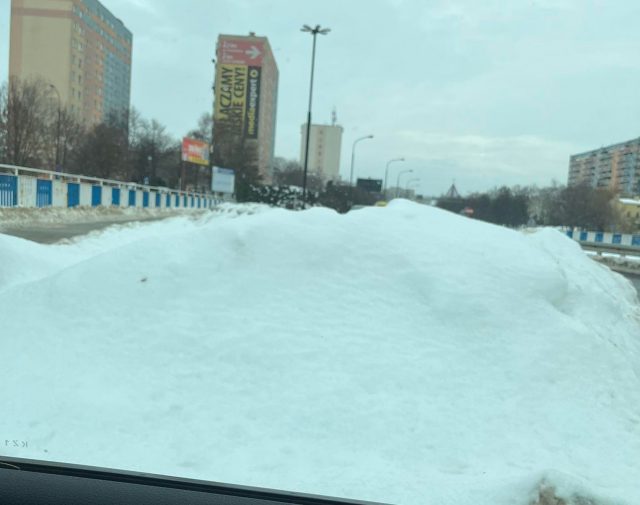 Sygnały od Czytelników: Absurdy odśnieżania w Lublinie. Pół schodów bez śniegu i pryzma przy skrzyżowaniu (zdjęcia)