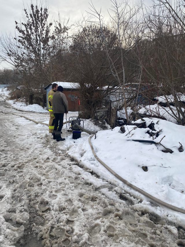 Roztopy i znów problem na ul. Wapiennej. Od wczoraj strażacy wypompowują wodę (zdjęcia)