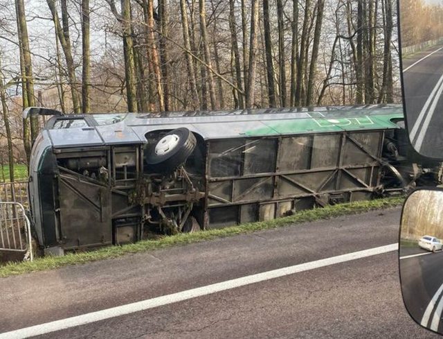 Na trasie Piaski-Krasnystaw autokar wypadł z drogi i przewrócił się (zdjęcia, wideo)