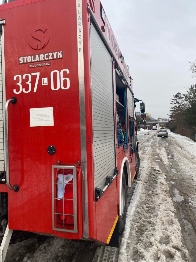 Roztopy i znów problem na ul. Wapiennej. Od wczoraj strażacy wypompowują wodę (zdjęcia)