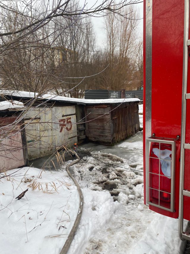 Roztopy i znów problem na ul. Wapiennej. Od wczoraj strażacy wypompowują wodę (zdjęcia)