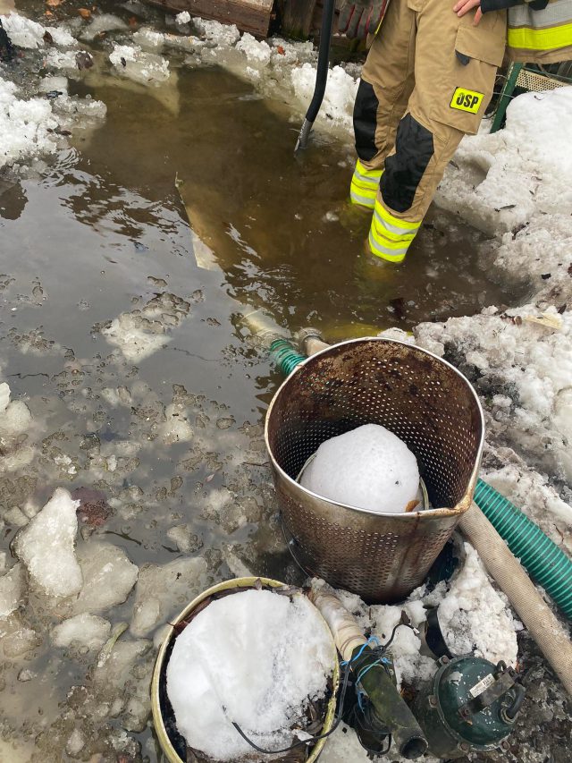 Roztopy i znów problem na ul. Wapiennej. Od wczoraj strażacy wypompowują wodę (zdjęcia)