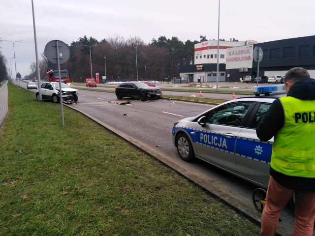 Fiat przejechał przez pas zieleni i czołowo zderzył się z audi. Jedna osoba trafiła do szpitala (wideo, zdjęcia)