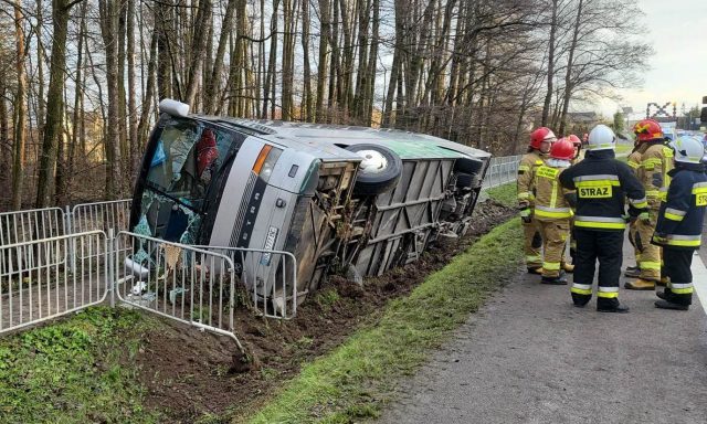 Jechali ze Lwowa do Warszawy, autokar wpadł do rowu. Wśród poszkodowanych są dzieci (zdjęcia)