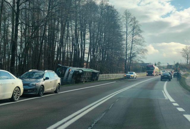 Na trasie Piaski-Krasnystaw autokar wypadł z drogi i przewrócił się (zdjęcia, wideo)