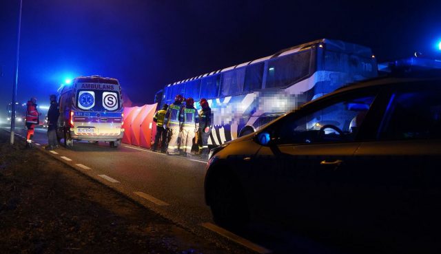 Kierowca chciał wymienić koło w autokarze. Podnośnik przesunął się, pojazd przygniótł mężczyznę (zdjęcia)