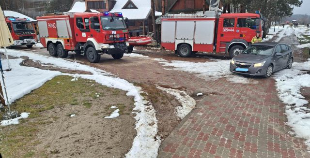 Chciał sobie skrócić drogę, pod mężczyzną załamał się lód. Na pomoc ruszyli strażak i burmistrz (zdjęcia)