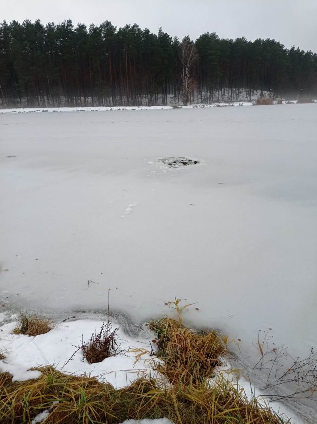 Chciał sobie skrócić drogę, pod mężczyzną załamał się lód. Na pomoc ruszyli strażak i burmistrz (zdjęcia)