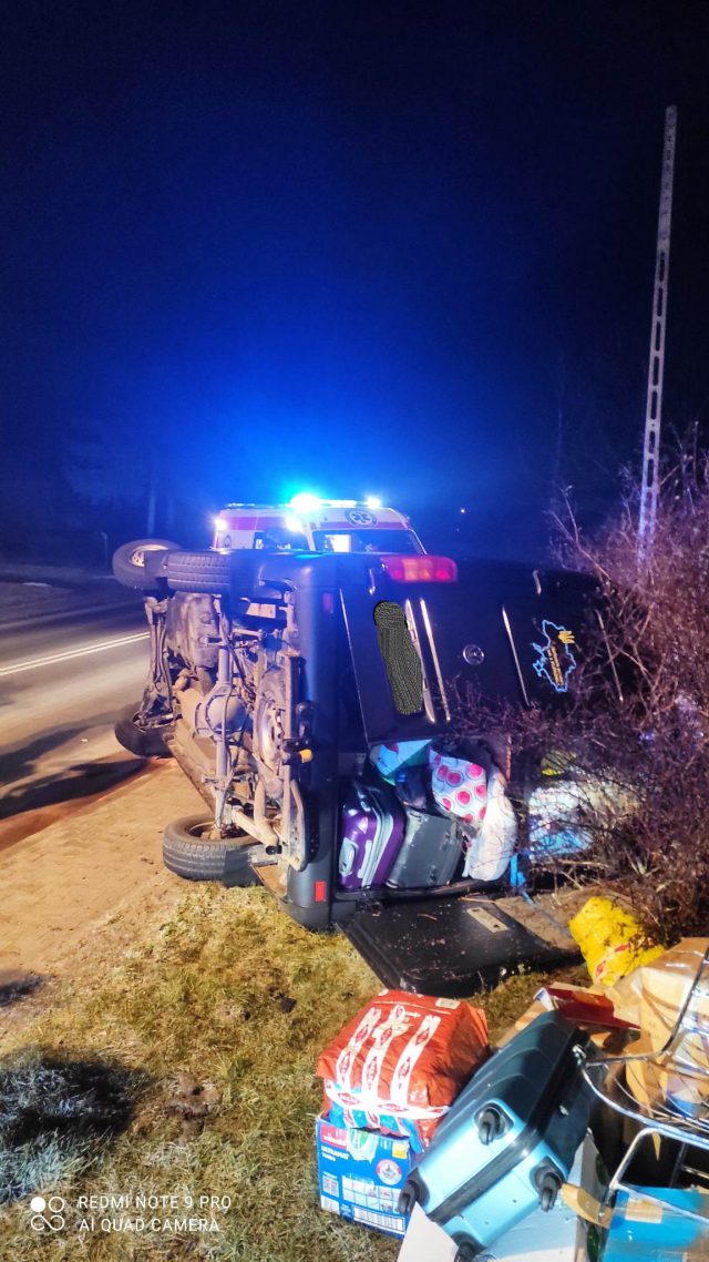 Bus wypadł z drogi i przewrócił się na bok (zdjęcia)