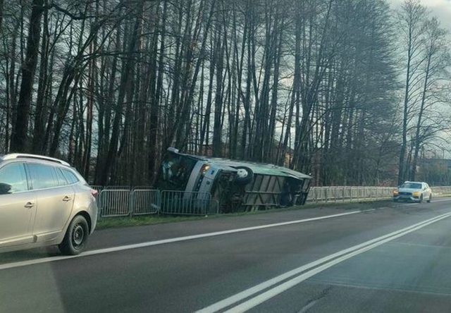 Na trasie Piaski-Krasnystaw autokar wypadł z drogi i przewrócił się (zdjęcia, wideo)