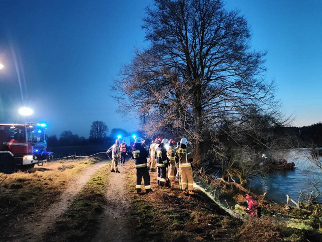 Chłopiec wyciągnięty z Wieprza trafił do szpitala. Poszukiwania jego matki zostały zawieszone (zdjęcia)