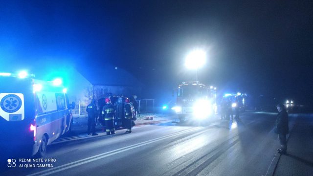 Bus wypadł z drogi i przewrócił się na bok (zdjęcia)