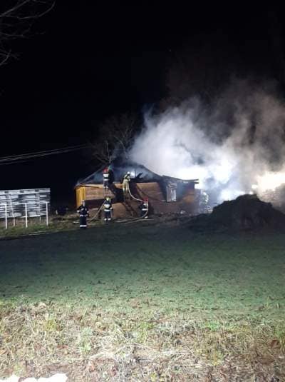 Kilkanaście zastępów straży pożarnej walczyło z ogniem. Płonął drewniany dom (zdjęcia)