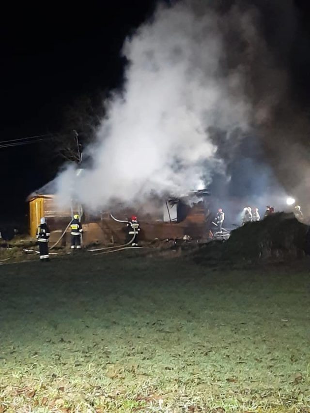 Kilkanaście zastępów straży pożarnej walczyło z ogniem. Płonął drewniany dom (zdjęcia)