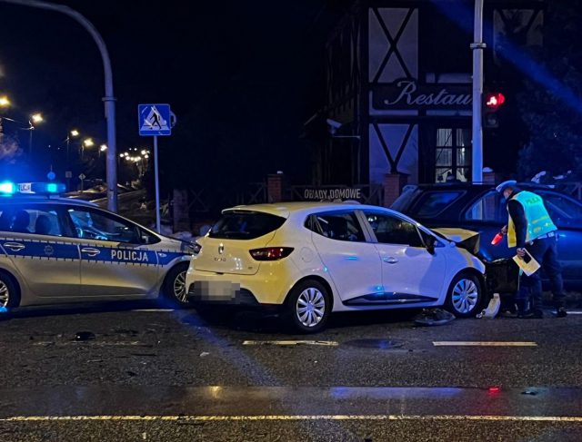 Dwa auta rozbite na skrzyżowaniu. Obie kierujące twierdziły, że wjechały na zielonym świetle (zdjęcia)