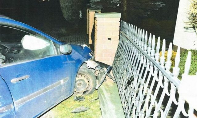 Pijany uderzył renaultem w zaparkowane auto i ogrodzenie. Nie miał uprawnień (zdjęcia)