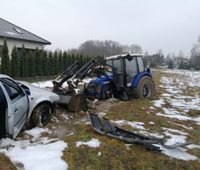 Volkswagen zakopany w polu, ciągnik również. Kierujący osobówką miał blisko 2 promile