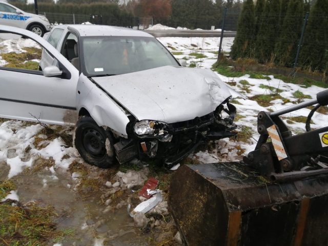 Volkswagen zakopany w polu, ciągnik również. Kierujący osobówką miał blisko 2 promile