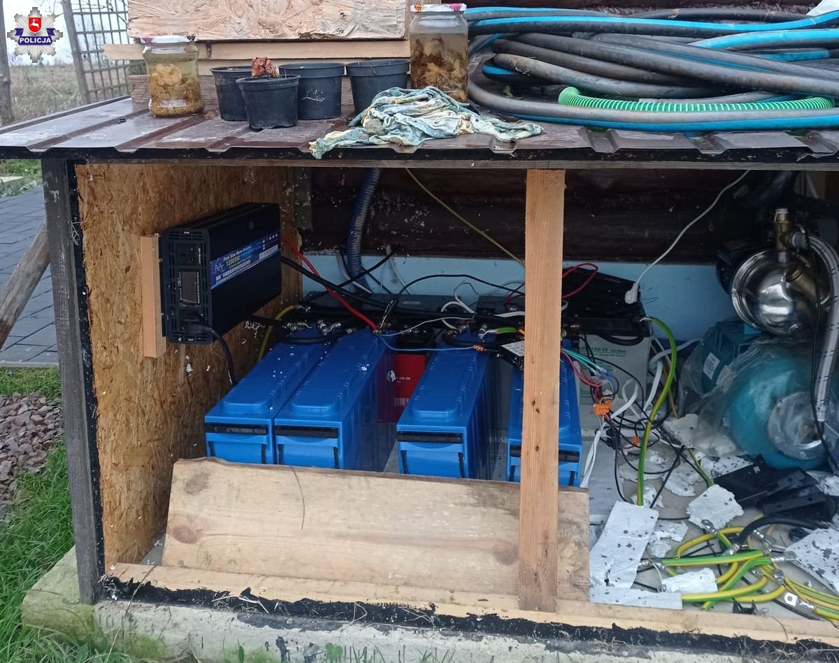 Ze skradzionych akumulatorów wykonał instalację elektryczną w domku letniskowym (zdjęcia)