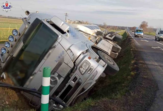 Ruch na trasie Lublin – Chełm wstrzymany. Trwa akcja wyciągania ciężarówki z rowu (zdjęcia)