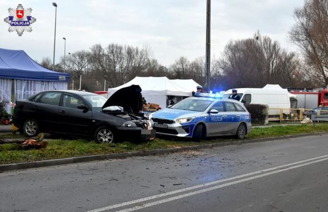 18-latka straciła panowanie nad seatem, pojazd przewrócił się na bok i zatrzymał na drzewie (zdjęcia)