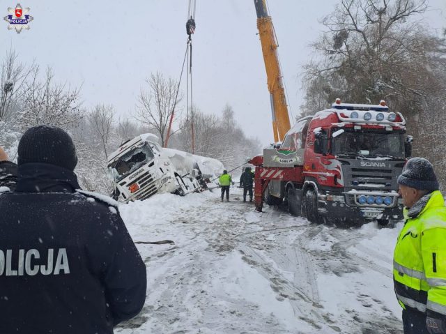 3 wypadki i 11 kolizji w regonie. Na drodze wojewódzkiej nr 812 trwa stawianie przewróconej cysterny (wideo, zdjęcia)