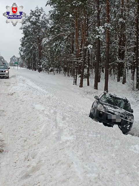 Podczas wyprzedzania najechała na śnieżną koleinę, wypadła z drogi i dachowała (zdjęcia)