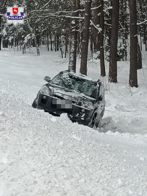 Podczas wyprzedzania najechała na śnieżną koleinę, wypadła z drogi i dachowała (zdjęcia)