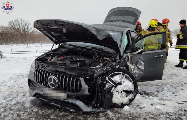 Zderzenie pojazdów na obwodnicy Lublina. Jezdnia jest całkowicie zablokowana (zdjęcia)