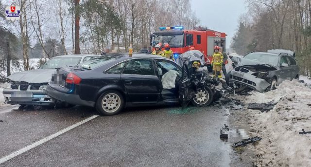 Nieudany manewr wyprzedzania w wykonaniu kierowcy BMW. Trzy pojazdy rozbite, jedna osoba w szpitalu (zdjęcia)