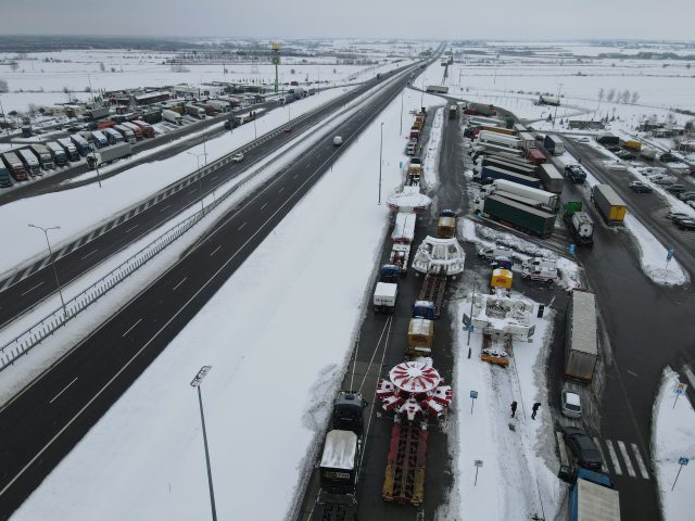 Drugi transport maszyny TBM wjechał w nocy na teren woj. lubelskiego. Którędy przejedzie i jakie będą utrudnienia w ruchu? (zdjęcia)