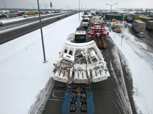 Drugi transport maszyny TBM wjechał w nocy na teren woj. lubelskiego. Którędy przejedzie i jakie będą utrudnienia w ruchu? (zdjęcia)