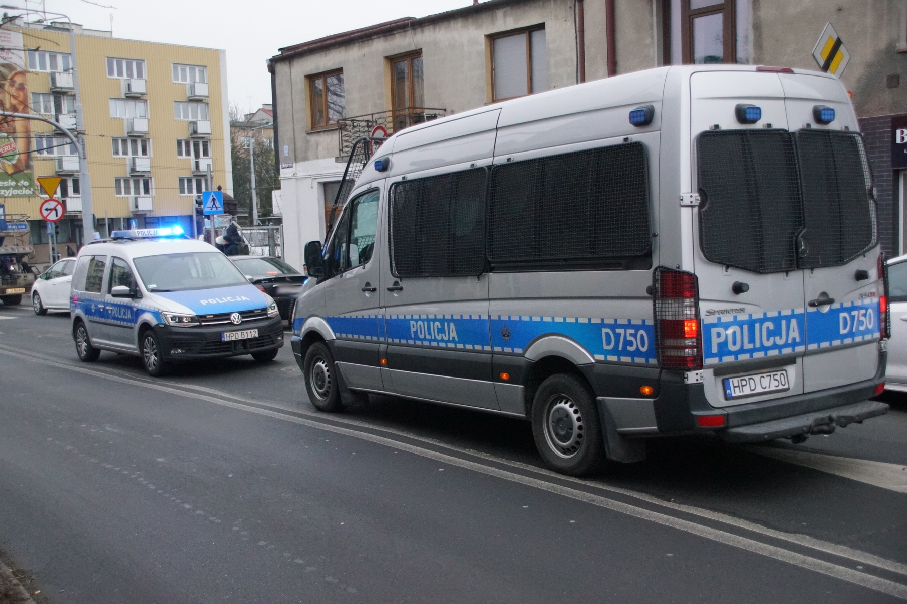 W trakcie policyjnego pościgu audi wypadło z jezdni i ścięło sygnalizator. Duże utrudnienia w ruchu na jednym ze skrzyżowań w Lublinie (zdjęcia)