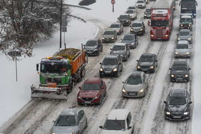 Zakończyła się akcja odśnieżania miasta w trybie kryzysowym. Dotychczasowy koszt usuwania śniegu to niemal 5,7 mln złotych (zdjęcia)